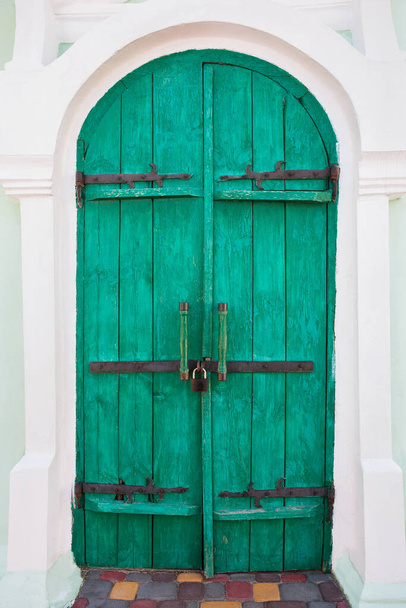 Старая арочная дверь
 - Фото, изображение