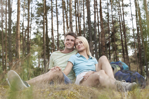 Hiking couple relaxing in forest - Foto, imagen
