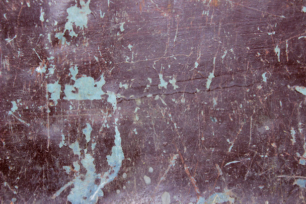 Kék festék foltok egy sötét szürke vasfalon, elmosódott kép. Absztrakt textúra háttér. - Fotó, kép