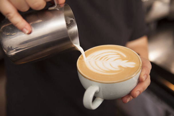 Onherkenbare barista die koffie maakt - Foto, afbeelding