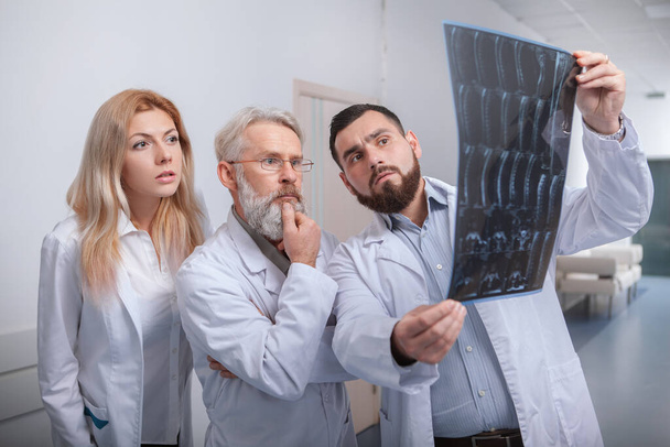 Orvosi csapat vizsgálja Mri szkennelés a kórházban - Fotó, kép