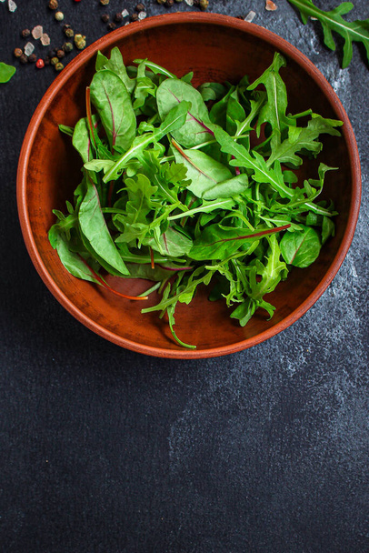 gesunder Salat, Blättermischsalat (Mischung aus mikrogrünen, saftigen Snacks). Lebensmittel Hintergrund, Top imsge  - Foto, Bild