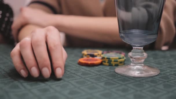 Dziewczyna gra w pokera i nerwowo puka palcami - Materiał filmowy, wideo