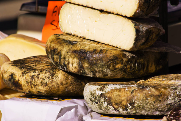 sausage and cheese in the market of valldemossa - Foto, Imagen