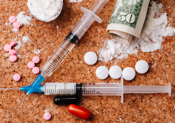 Vue aérienne de drogues dures, pilules, argent sur table en bois. Concept de dépendance
. - Photo, image