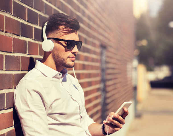 homme avec écouteurs et smartphone écouter de la musique
 - Photo, image