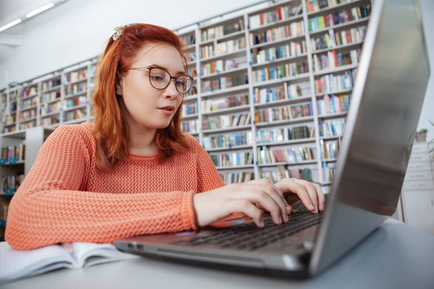 Estudiante usando computadora en la biblioteca
 - Foto, imagen