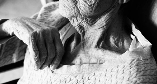 umělecký portrét krásné starší ženy na konci jejího života - Fotografie, Obrázek