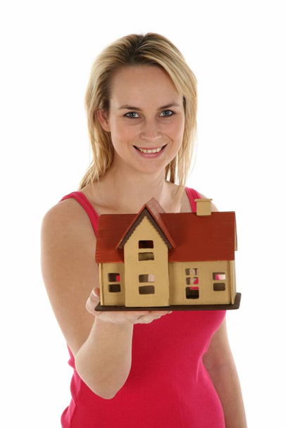 Любимая агент по недвижимости женщина с ключами и концептуальный дом на продажу
 - Фото, изображение