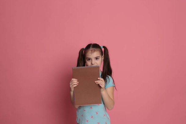  όμορφη ευτυχισμένη κοπέλα οκτώ ετών με μακριά μαλλιά  - Φωτογραφία, εικόνα