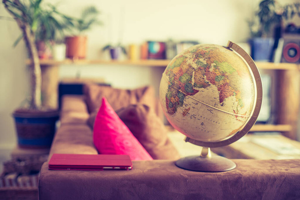 Planning the next journey: Globe in the living room, nobody - Foto, Imagen