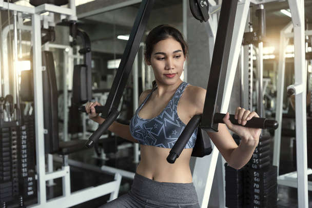 Młoda kobieta azjatyckich podnoszenia sztangi w siłowni. zdrowy styl życia i treningu koncepcja motywacji. - Zdjęcie, obraz