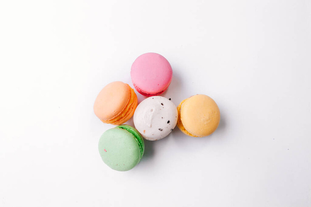 Gâteau macaron ou macaron sur fond turquoise d'en haut, biscuits aux amandes colorées, couleurs pastel, carte vintage, vue sur le dessus. Pose plate
 - Photo, image
