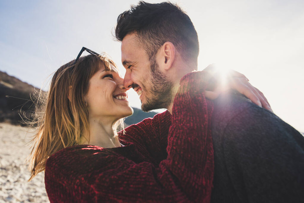 Couple riant amoureux s'amuser et sourire ensemble en plein air
. - Photo, image