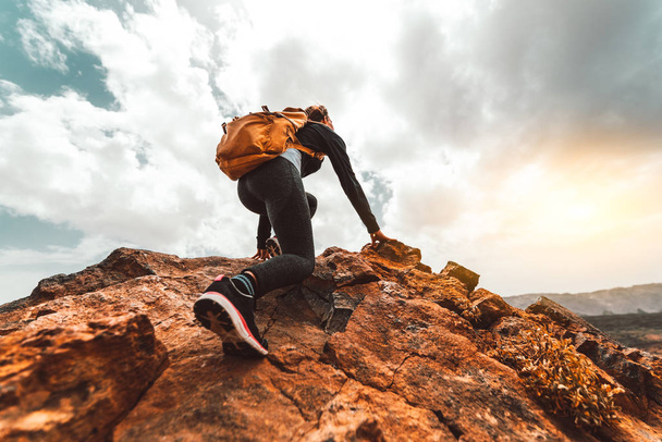Успех женщины-туриста в походе на вершину горы восхода солнца
  - Фото, изображение