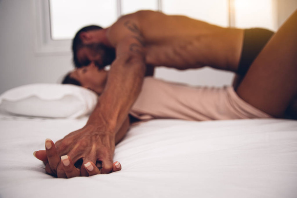 Παθιασμένο ζευγάρι φιλιέται και κάνει σεξ στο κρεβάτι - Φωτογραφία, εικόνα