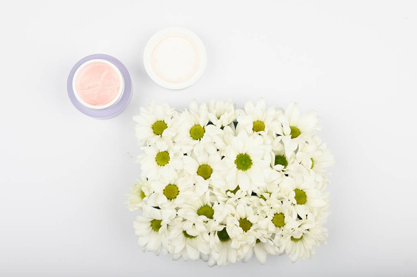 Naturally Cosmetics Concept. The concept of the usefulness of Flowers. on a white background top view. A place to write. Spa and living nature. - Foto, Bild
