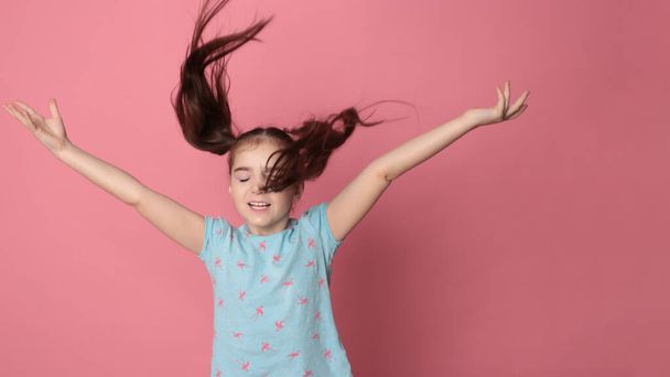  bella ragazza felice di otto anni con i capelli lunghi
  - Foto, immagini