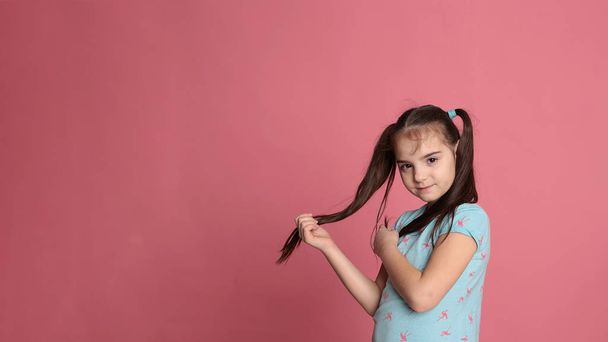  krásná šťastná dívka z osmi let s dlouhými vlasy  - Fotografie, Obrázek
