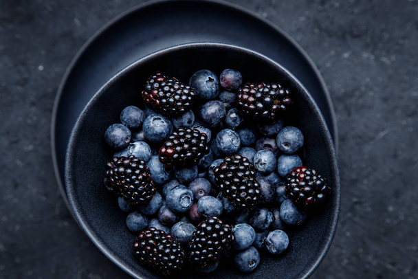 Fresh juicy blackberries and blueberries close up - Фото, зображення