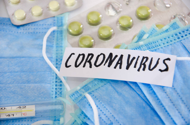 Роман coronavirus - 2019-nCoV. Напис на медичній захисній масці Коронавірус. Китайський коронавірус. MERS-Cov Середній Схід синдром дихальних шляхів коронавірус. - Фото, зображення