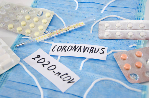 Roman Coronavirus - 2019-Ncov. Çin Coronavirüs salgını. Orta Doğu Solunum Sendromu Koronavirüsü. Mavi arkaplan - Fotoğraf, Görsel