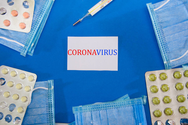Roman Coronavirus - 2019-Ncov. Çin Coronavirüs salgını. Orta Doğu Solunum Sendromu Koronavirüsü. Mavi arkaplan - Fotoğraf, Görsel