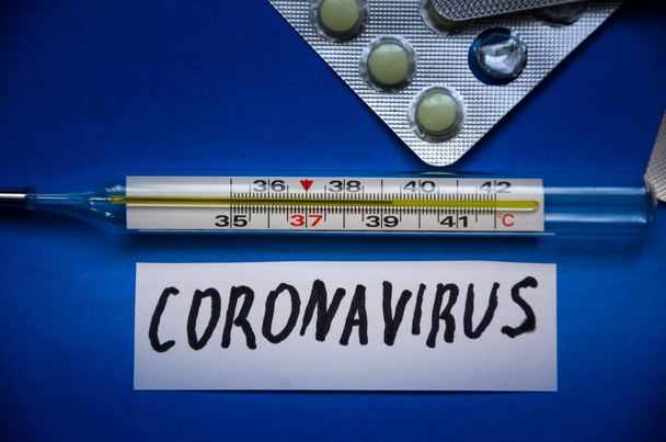初のコロナウイルス- 2019-ncov 。中国のコロナウイルスの発生Mers-Cov中東呼吸器症候群コロナウイルス.青の背景 - 写真・画像