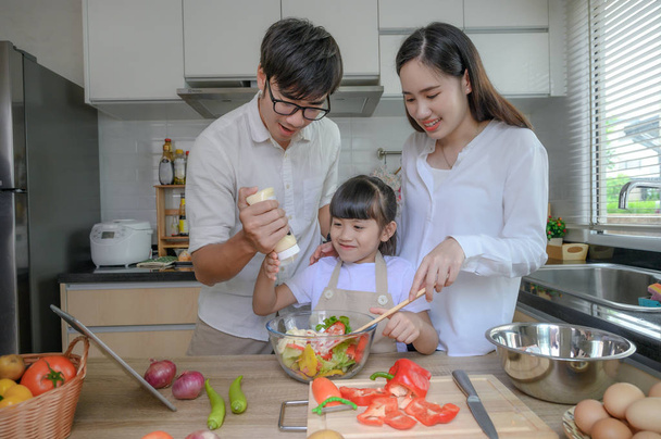 μέλος της οικογένειας απολαμβάνουν μαζί μαγείρεμα on line στο σπίτι διακοπές - Φωτογραφία, εικόνα