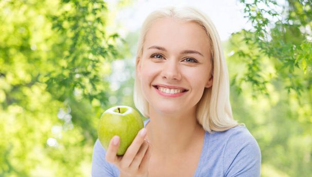 happy woman with green apple - Foto, afbeelding