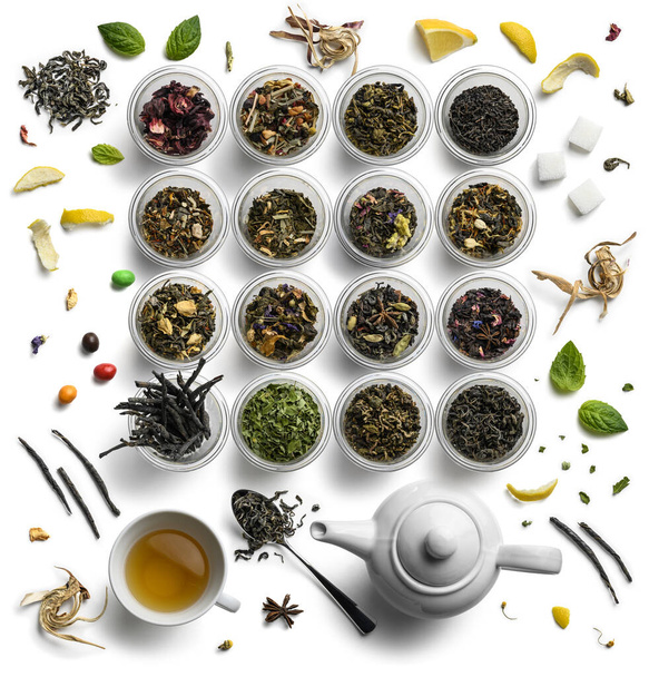 Gran variedad de té sobre un fondo blanco. La vista desde arriba
 - Foto, imagen