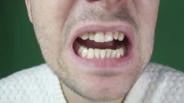 Close-up da boca dos homens, diferentes variantes de expressões faciais
 - Filmagem, Vídeo