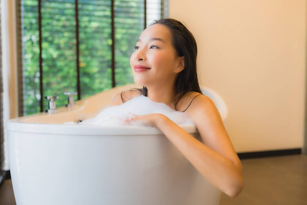 Portrait belle jeune asiatique femme heureux sourire relax prendre une ba
 - Photo, image