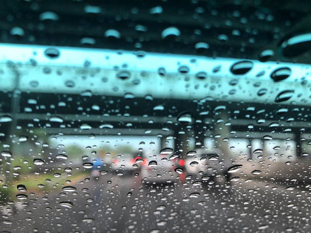 rain droplets on glass window background - Foto, afbeelding