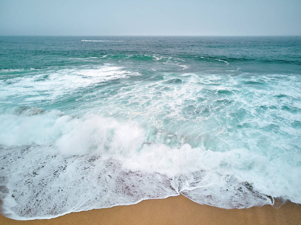 Północna plaża w Nazare Portugalia - Zdjęcie, obraz