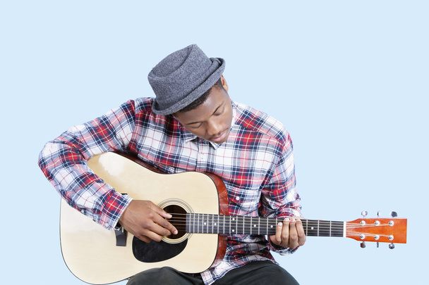Man plays guitar - Foto, afbeelding