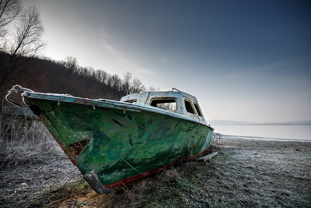vieux bateau de pêche sur la plage de la rivière
 - Photo, image
