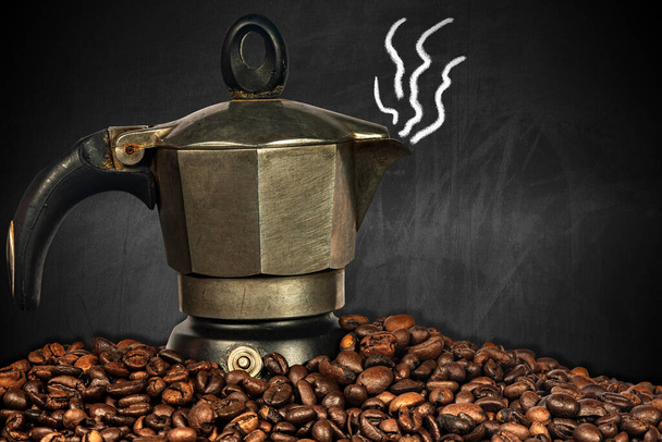 黒板にイタリアのコーヒーメーカーとコーヒー豆 - 写真・画像