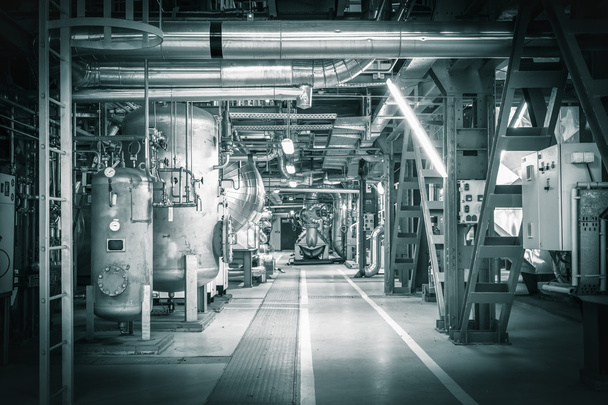 leidingen in een moderne thermische elektriciteitscentrale - Foto, afbeelding