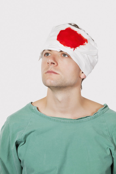Patient with serious head injury - 写真・画像