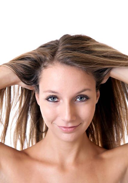 Портрет молодої брюнетки красуня тримає волосся
 - Фото, зображення