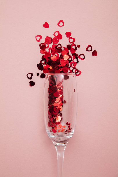 Valentines day drinks glasses with red heart confetti. - Foto, immagini