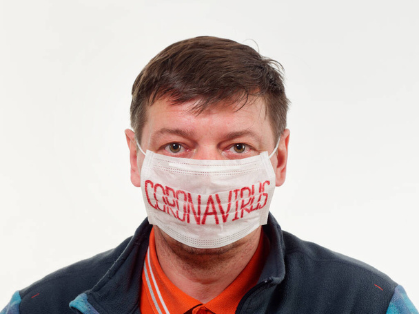 máscara facial antiviral sobre un fondo gris. epidemia de coronavirus
. - Foto, imagen