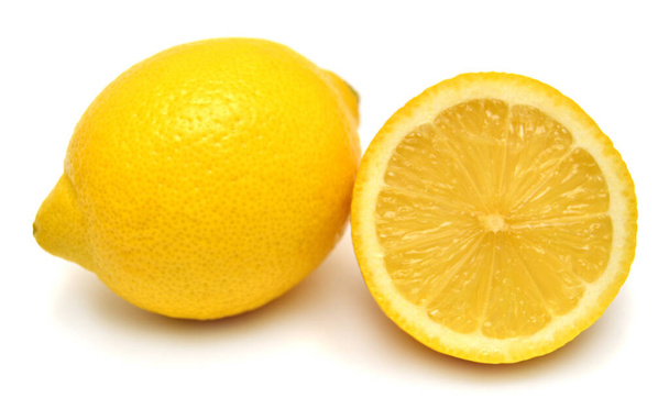 Zitrone ganz und Scheiben Obst isoliert auf weißem Hintergrund. Perfekt - Foto, Bild