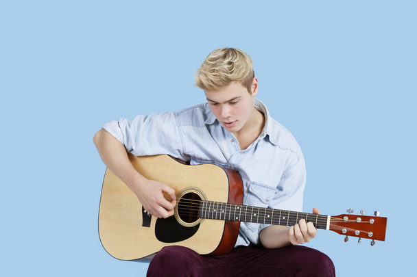Young man playing guitar - Foto, Imagen