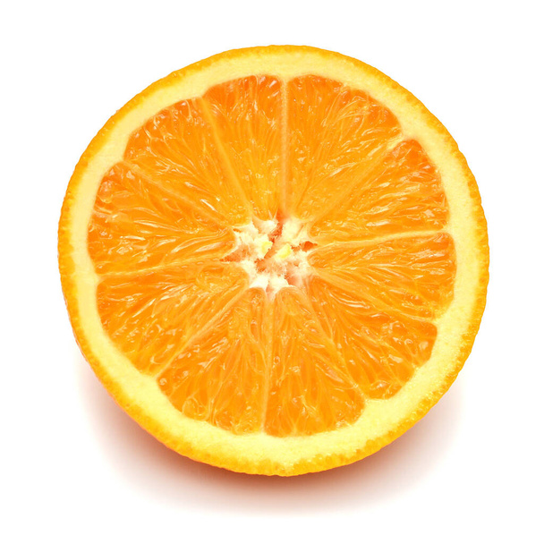 Szeletelt narancs gyümölcs izolált fehér alapon. Tökéletesen visszafogott. - Fotó, kép
