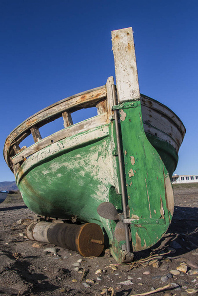 vieux bateau abandonné en bois sur la plage, un vieux bateau naufrage ab
 - Photo, image