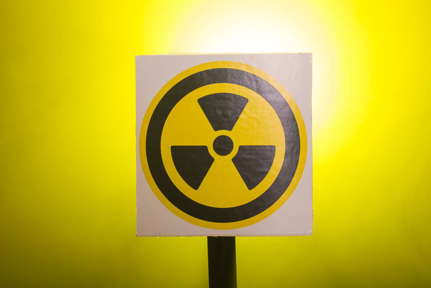 Koncepcja promieniowania i zagrożenia - znak radioaktywności i dramatyczne tło dymu - Zdjęcie, obraz