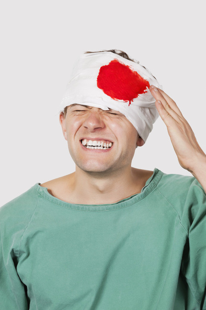 Patient présentant une blessure grave à la tête
 - Photo, image