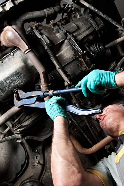 Réparation mécanique d'une voiture dans le garage
. - Photo, image